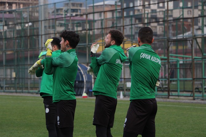 caykur-rizespor-spor-toto-1-ligin-24-haftasinda-4-mart-cumartesi-gunu-deplasmanda-oynayacagi-samsunspor-macinin-hazirliklarini-mehmet-cengiz-tesislerinde-gerceklestiriyor-4.jpg