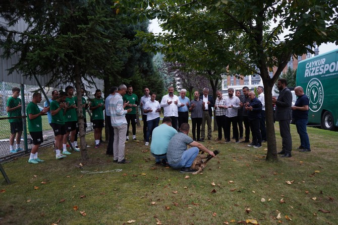 caykur-rizespor-spor-toto-1-ligin-ilk-macinda-yarin-evinde-karsilasacagi-ankara-keciorengucu-maci-hazirliklarini-tamamladi-atmacalar-son-antrenman-oncesi-kurban-keserek-dua-etti-3.jpg
