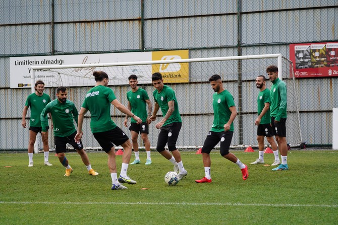 caykur-rizespor-spor-toto-1-ligin-ilk-macinda-yarin-evinde-karsilasacagi-ankara-keciorengucu-maci-hazirliklarini-tamamladi-atmacalar-son-antrenman-oncesi-kurban-keserek-dua-etti-9.jpg