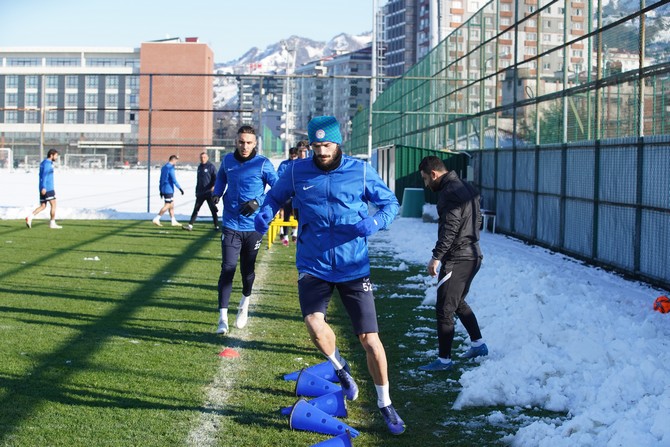 caykur-rizespor-spor-toto-super-ligin-19-haftasinda-gaziantep-fk-ile-pazar-gunu-oynayacagi-macinin-hazirliklarina-basladi-3.jpg