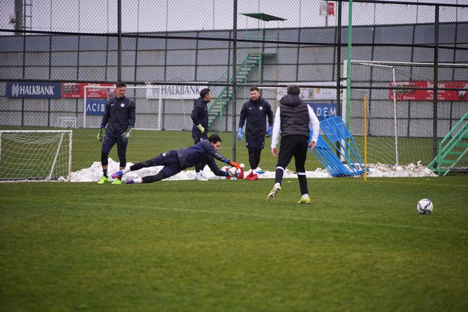 caykur-rizespor-spor-toto-super-ligin-30-haftasinda-oynayacagi-trabzonspor-macinin-hazirliklarini-tamamladi-3.jpg