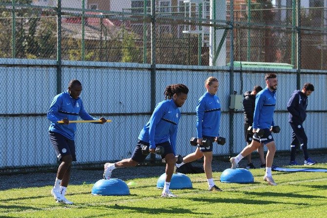 caykur-rizespor-super-ligin-11-haftasinda-deplasmanda-trabzonspor-ile-yapacagi-macin-hazirliklarini-mehmet-cengiz-tesislerinde-surdurdu-10.jpg