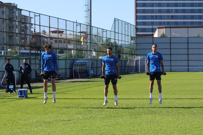 caykur-rizespor-super-ligin-11-haftasinda-deplasmanda-trabzonspor-ile-yapacagi-macin-hazirliklarini-mehmet-cengiz-tesislerinde-surdurdu-11.jpg