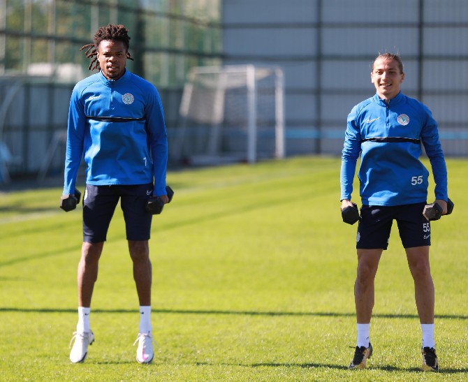 caykur-rizespor-super-ligin-11-haftasinda-deplasmanda-trabzonspor-ile-yapacagi-macin-hazirliklarini-mehmet-cengiz-tesislerinde-surdurdu-2.jpg