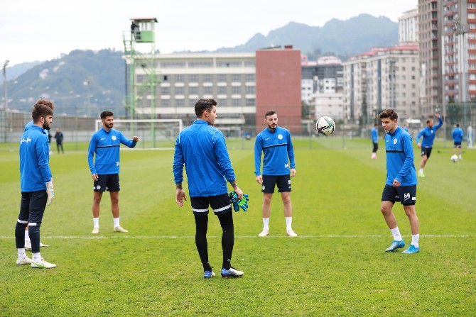caykur-rizespor-super-ligin-8-haftasinda-sahasinda-galatasaray-ile-yapacagi-macin-hazirliklarini-mehmet-cengiz-tesislerinde-surdurdu-2.jpg