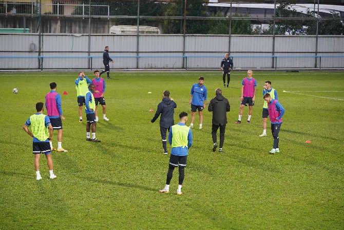 caykur-rizespor-super-ligin-9-haftasinda-sahasinda-oynayacagi-gzt-giresunspor-maci-hazirliklarini-cift-antrenmanla-surdurdu-10.jpg
