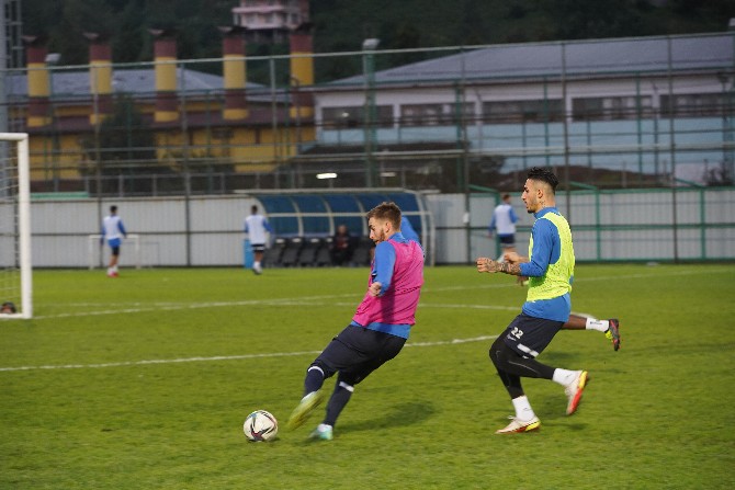 caykur-rizespor-super-ligin-9-haftasinda-sahasinda-oynayacagi-gzt-giresunspor-maci-hazirliklarini-cift-antrenmanla-surdurdu-11.jpg
