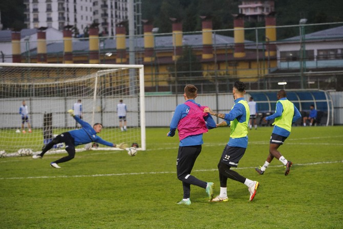 caykur-rizespor-super-ligin-9-haftasinda-sahasinda-oynayacagi-gzt-giresunspor-maci-hazirliklarini-cift-antrenmanla-surdurdu-12.jpg