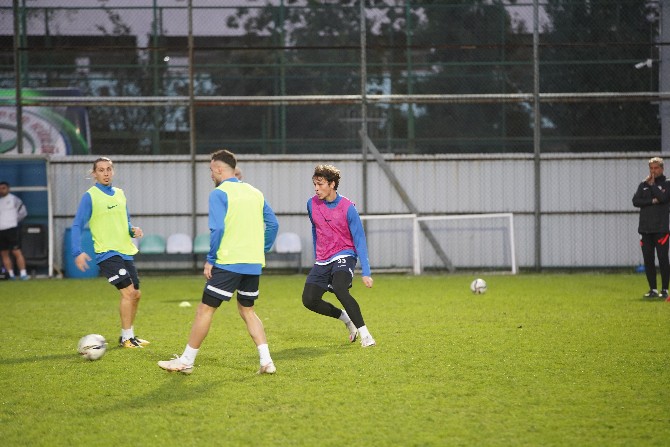 caykur-rizespor-super-ligin-9-haftasinda-sahasinda-oynayacagi-gzt-giresunspor-maci-hazirliklarini-cift-antrenmanla-surdurdu-13.jpg