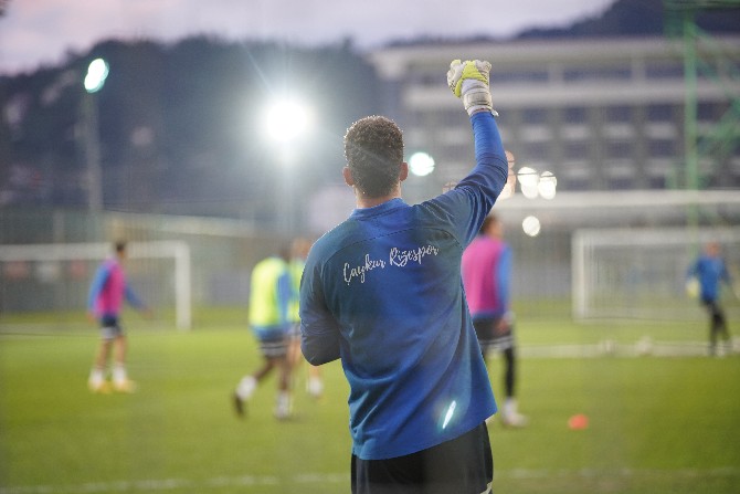 caykur-rizespor-super-ligin-9-haftasinda-sahasinda-oynayacagi-gzt-giresunspor-maci-hazirliklarini-cift-antrenmanla-surdurdu-14.jpg