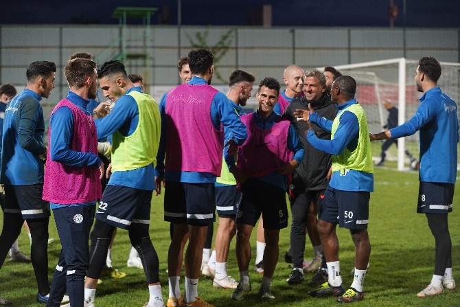 caykur-rizespor-super-ligin-9-haftasinda-sahasinda-oynayacagi-gzt-giresunspor-maci-hazirliklarini-cift-antrenmanla-surdurdu-15.jpg