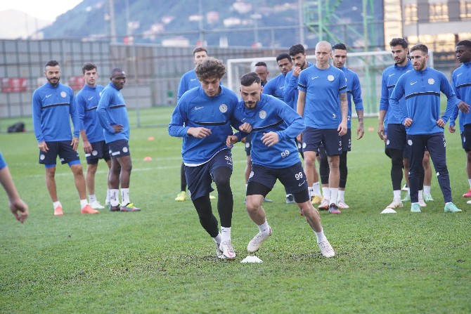 caykur-rizespor-super-ligin-9-haftasinda-sahasinda-oynayacagi-gzt-giresunspor-maci-hazirliklarini-cift-antrenmanla-surdurdu-3.jpg
