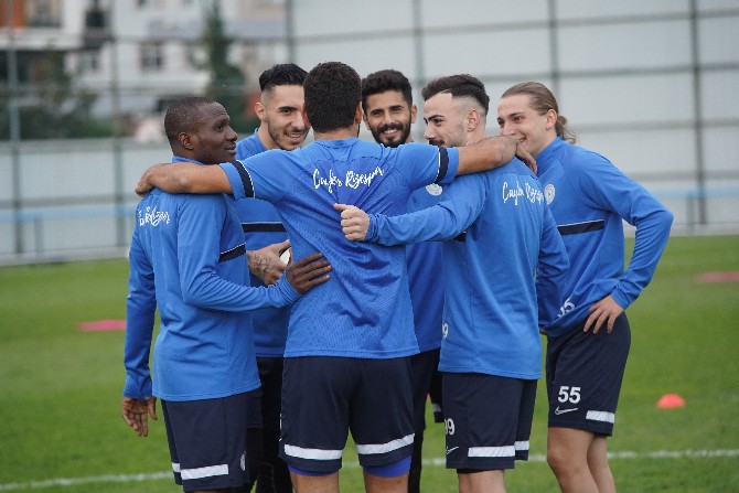 caykur-rizespor-super-ligin-9-haftasinda-sahasinda-oynayacagi-gzt-giresunspor-maci-hazirliklarini-cift-antrenmanla-surdurdu-6.jpg