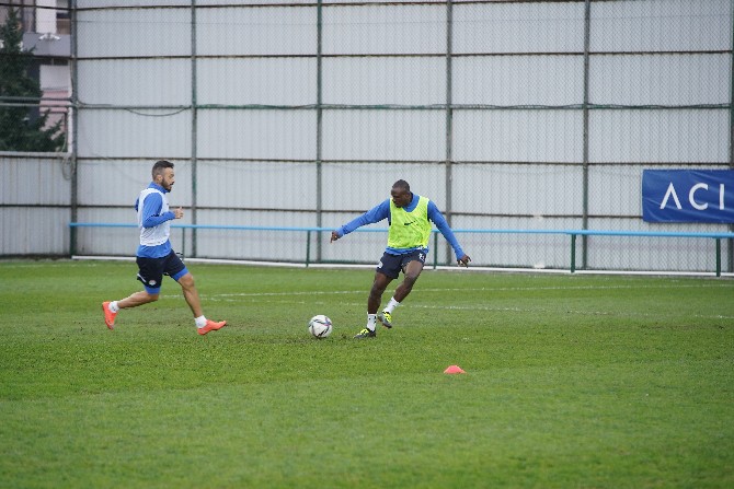 caykur-rizespor-super-ligin-9-haftasinda-sahasinda-oynayacagi-gzt-giresunspor-maci-hazirliklarini-cift-antrenmanla-surdurdu-7.jpg