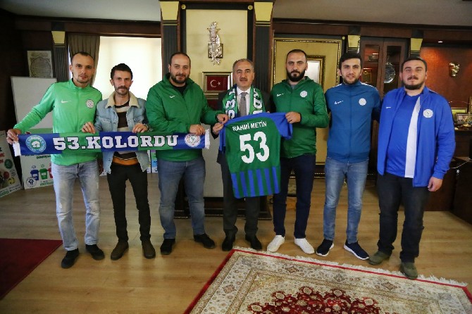 caykur-rizespor-taraftar-gruplarindan-53.-kolordu-taraftar-grubu,-24-kasim-ogretmen-gunu-dolayisiyla-rize-belediye-baskani-ve-ayni-zamanda-emekli-ogretmen-rahmi-metini-makaminda-ziyaret-ederek-ogretmenler-gu.jpg