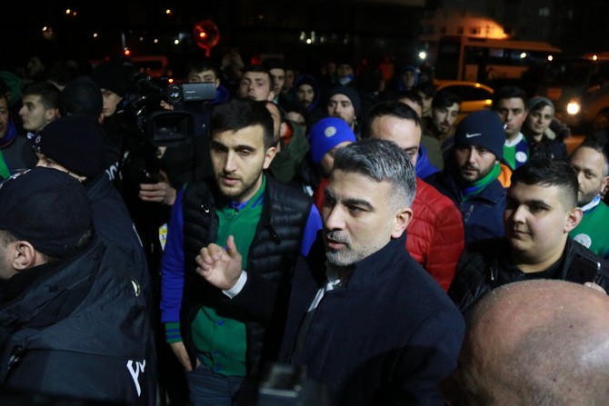 caykur-rizespor-taraftarindan-tesislerde-protesto-(2).jpg