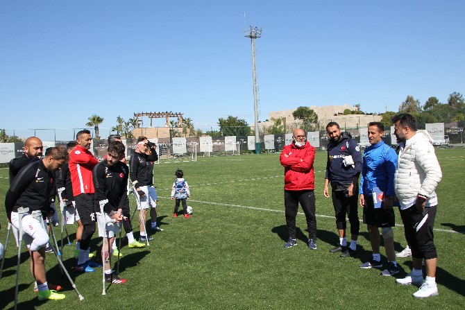 caykur-rizespor-teknik-direktoru-bulent-uygun,-ampute-milli-takimini-ziyaret-etti-(3).jpg