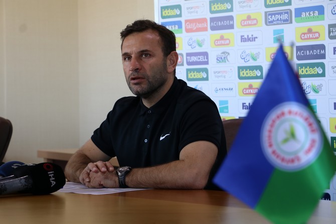 caykur-rizespor-teknik-direktoru-okan-buruk-(4).jpg