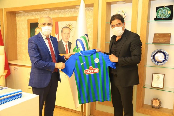 caykur-rizespor-teknik-direktoru-unal-karaman-ile-kulup-yoneticisi-serkan-karavin,-rektor-prof.-dr.-huseyin-karaman’i-ziyaret-etti-(4).jpg