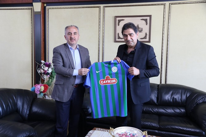 caykur-rizespor-teknik-direktoru-unal-karaman-ve-beraberindeki-heyet-rize-belediye-baskanimiz-rahmi-metin’i-ziyareti-(1).jpg