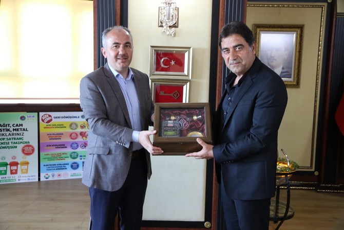 caykur-rizespor-teknik-direktoru-unal-karaman-ve-beraberindeki-heyet-rize-belediye-baskanimiz-rahmi-metin’i-ziyareti-(2).jpg