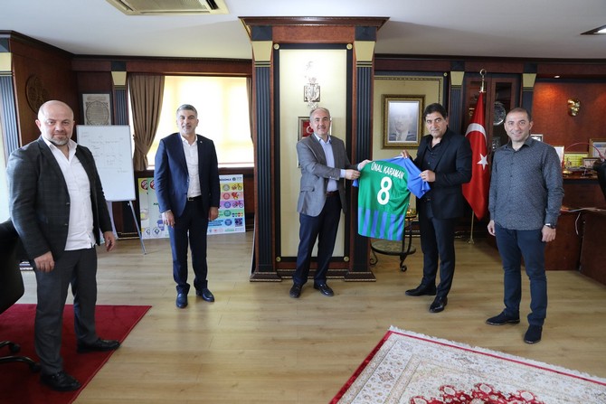 caykur-rizespor-teknik-direktoru-unal-karaman-ve-beraberindeki-heyet-rize-belediye-baskanimiz-rahmi-metin’i-ziyareti-(3).jpg