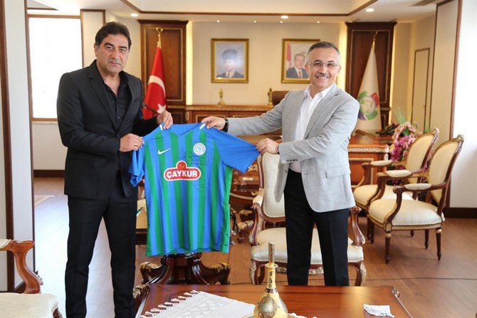 caykur-rizespor-teknik-direktoru-unal-karaman-ve-caykur-rize-spor-yonetim-kurulu-uyeleri-ali-haydar-er,-serkan-karavin-ve-hasan-bakir-rize-valisi-kemal-ceber’i-makaminda-ziyaret-etti-(1).jpg