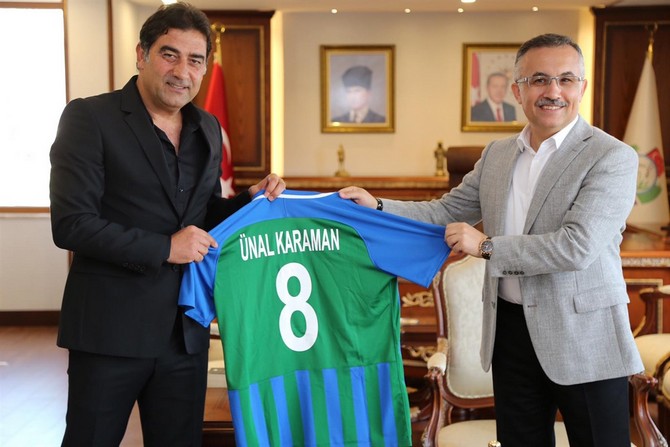 caykur-rizespor-teknik-direktoru-unal-karaman-ve-caykur-rize-spor-yonetim-kurulu-uyeleri-ali-haydar-er,-serkan-karavin-ve-hasan-bakir-rize-valisi-kemal-ceber’i-makaminda-ziyaret-etti-(2).jpg