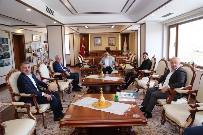 caykur-rizespor-teknik-direktoru-unal-karaman-ve-caykur-rize-spor-yonetim-kurulu-uyeleri-ali-haydar-er,-serkan-karavin-ve-hasan-bakir-rize-valisi-kemal-ceber’i-makaminda-ziyaret-etti-(3).jpg