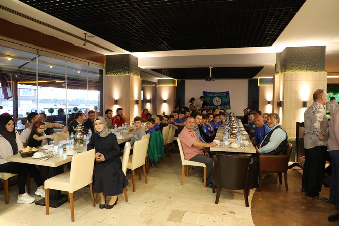 caykur-rizespor-u13-alt-yapi-takiminin-aileleri-tarafindan-iftar-yemegi-duzenlendi-(1).jpg