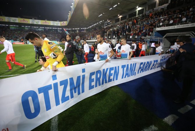 caykur-rizespor-ve-besiktas-“otizmi-erken-tani,-fark-et”-dedi-(3).jpeg