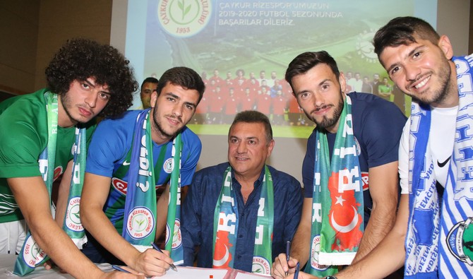 caykur-rizesporda-4-futbolcu-icin-imza-toreni-duzenlendi-(4).jpg
