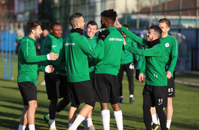 caykur-rizesporda-istikbal-mobilya-kayserispor-maci-hazirliklari-(4).jpg