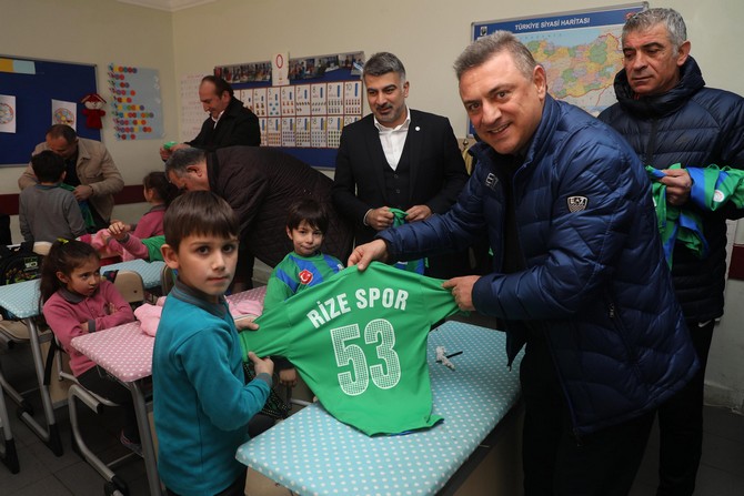 caykur-rizespordan-ogrencilere-forma-(7).jpg