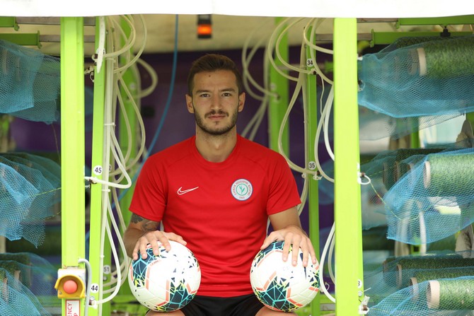 caykur-rizesporlu-futbolcu-ogulcan-caglayan-(3).jpg