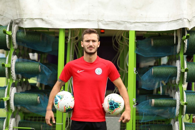 caykur-rizesporlu-futbolcu-ogulcan-caglayan-(4).jpg