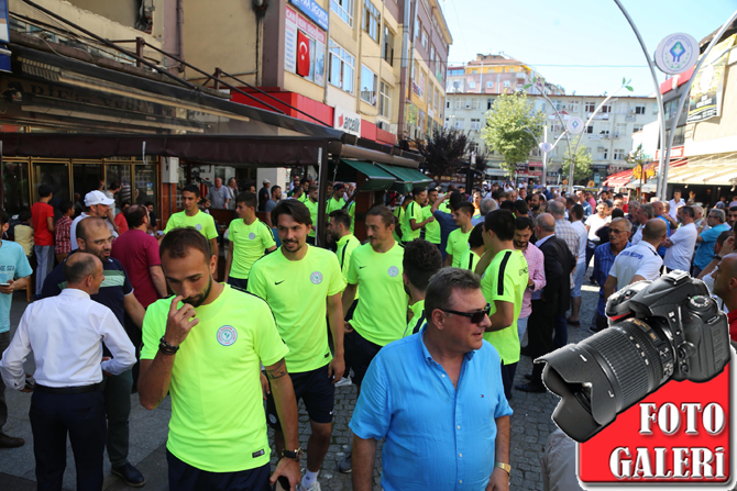 caykur-rizesporlu-futbolcular,-vatandaslarla-bayramlasti-1.jpg