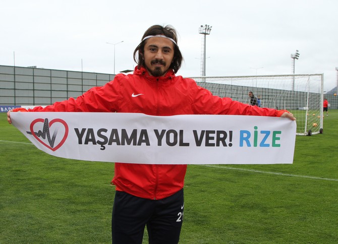 caykur-rizesporlu-futbolculardan-yasama-yol-ver-kampanyasina-destek-(1).jpg