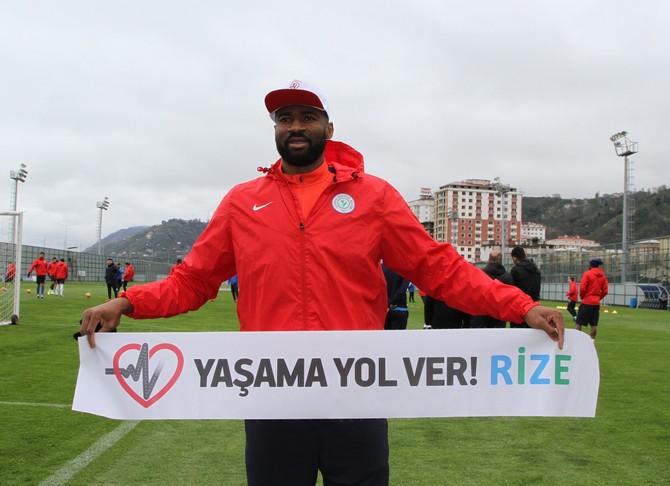 caykur-rizesporlu-futbolculardan-yasama-yol-ver-kampanyasina-destek-(2).jpg