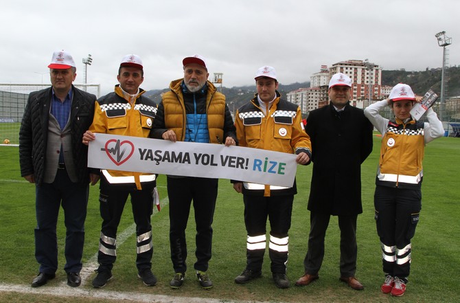caykur-rizesporlu-futbolculardan-yasama-yol-ver-kampanyasina-destek-(5).jpg