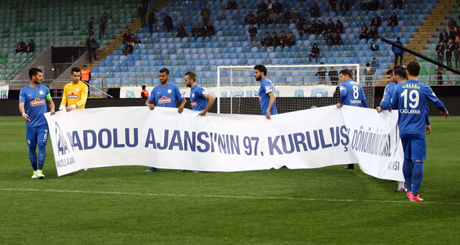 caykur-rizesporlu-oyuncular-kasimpasa-macina-anadolu-ajansinin-97.-kurulus-yil-donumunu-kutluyoruz-pankartiyla-cikti..jpg