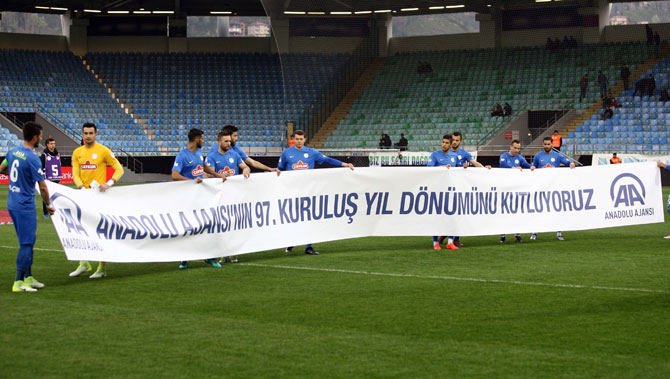 caykur-rizesporlu-oyuncular-kasimpasa-macina-anadolu-ajansinin-97.-kurulus-yil-donumunu-kutluyoruz-pankartiyla-cikti.jpg