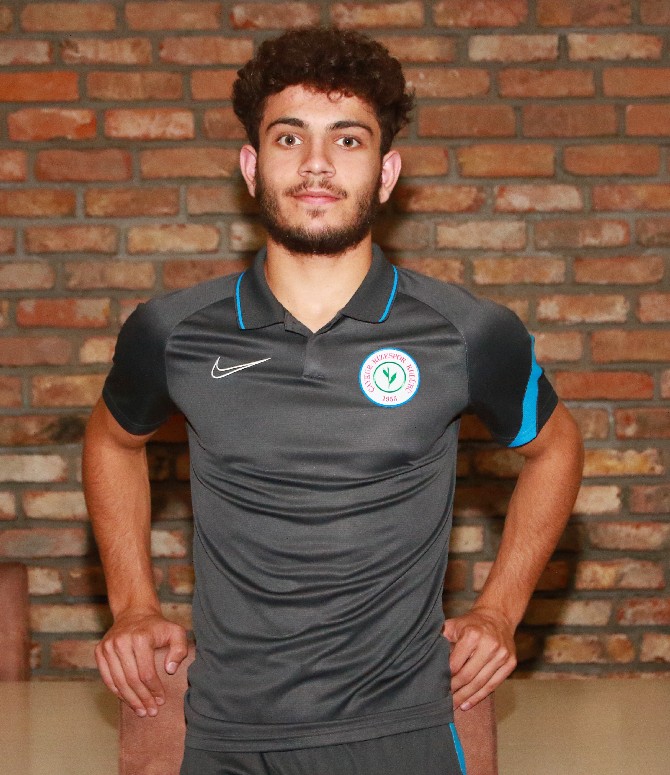 caykur-rizesporun-20-yasindaki-orta-saha-oyuncusu-mithat-pala-(3).jpg