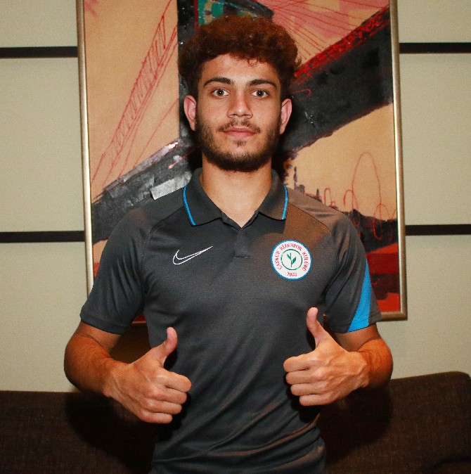 caykur-rizesporun-20-yasindaki-orta-saha-oyuncusu-mithat-pala-(6).jpg