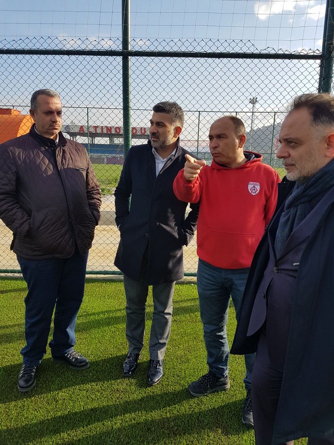 caykur-rizesporun-alt-yapidan-sorumlu-yoneticileri-serkan-karavin,-habip-agun-ve-sadullah-kose-altinordusporun-tesislerini-ziyaret-ederek-hem-izlenimlerde-bulundular-hemde-fikir-alis-verisi-yaptilar-(2).jpg