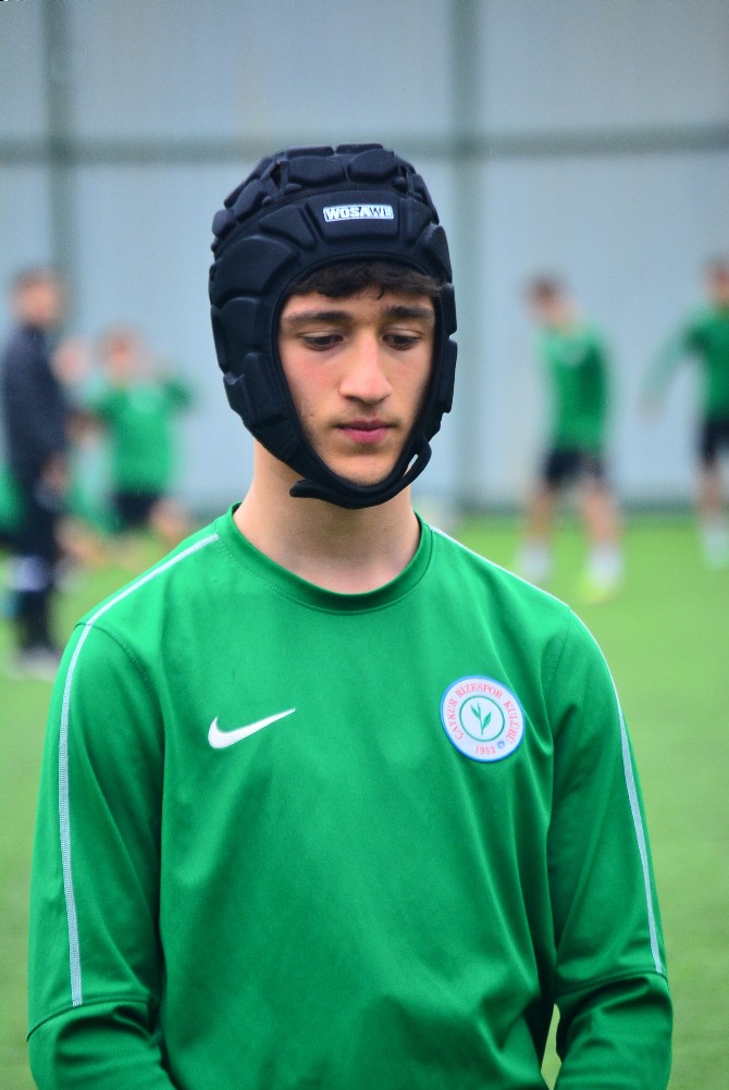 caykur-rizesporun-beyin-kanamasi-geciren-genc-futbolcusu-sahalara-dondu-4.jpg