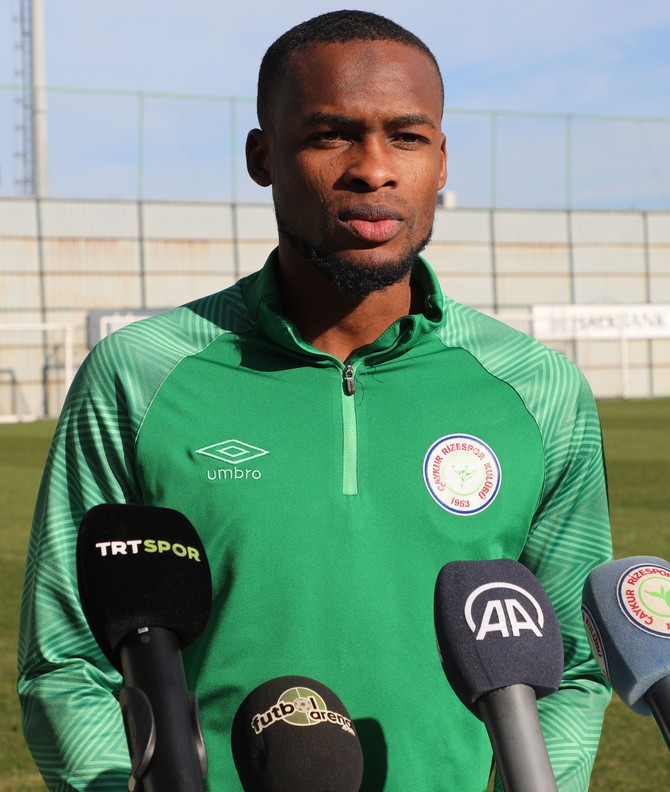 caykur-rizesporun-orta-saha-oyuncusu-ibrahim-olawoyin-1.jpg