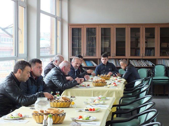 cem-kazmaz-sanayi-esnafi-ile-kahvaltida.jpg cem-kazmaz-sanayi-esnafi-ile-kahvaltida.jpg