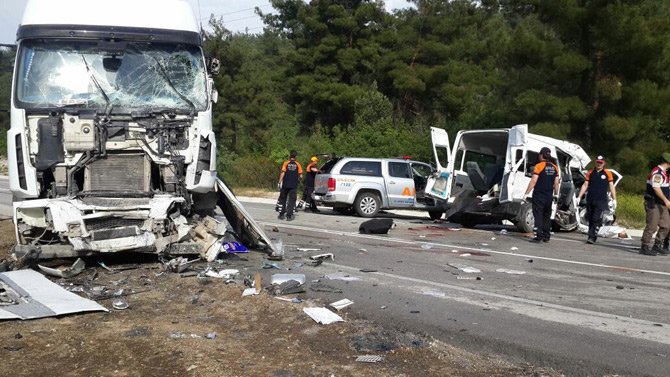 cezaevi-minibusu-ile-tir-carpisti-3-olu,-6-yarali-1.jpg