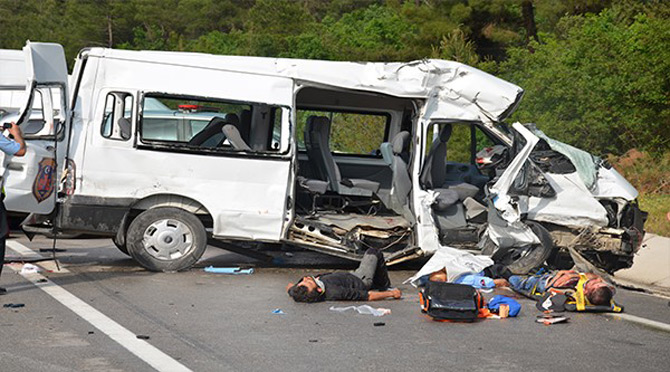 cezaevi-minibusu-ile-tir-carpisti-3-olu,-6-yarali-2-001.jpg